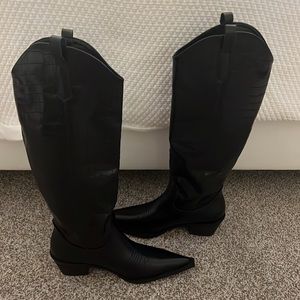 🤍 Brand new never worn black boots